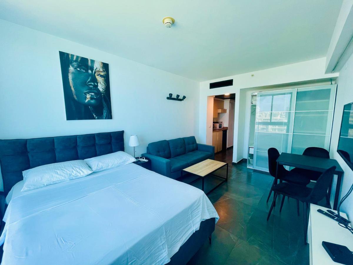 C Tower Apartments ネタニア エクステリア 写真